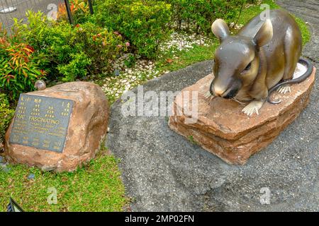 Kuala Lumpur, Malaysia - 2023: Zodiakskulptur der Ratte zum Gedenken an das chinesische Neujahr, das Jahr des Wasserkaninchens im chinesischen Tierkreislauf. In Thean Hou Stockfoto