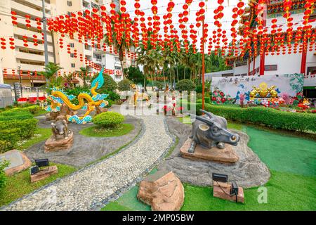 Kuala Lumpur, Malaysia - Januar 2023: Chinesische Tierstatuen zur Feier des chinesischen Neujahrsjahrs 2023 des Kaninchen-Tierdiakschilds im Thean Hou Tempel Stockfoto