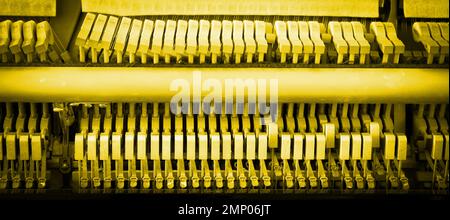 Details zum Klaviermechanik-Hammer - Schnur, Stifte und Hämmer, Klavier von 1973 Stockfoto