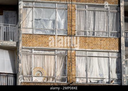 Dreckige Fenster und geschlossene Vorhänge verdecken die Innenausstattung der gemieteten Wohnungen am South Circular, zwischen Clapham und Streatham in Süd-London, am 30. Januar 2023, in London, England. Stockfoto