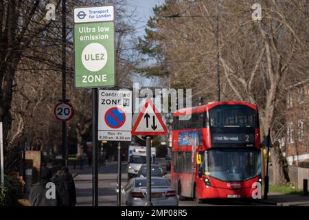 Da elf der neunzehn äußeren Londoner Räte rechtliche Schritte erwägen, sind die Wegweiser von Transport for London (TFL) für die neue Ultra Low Emission Zone (ULEZ) auf dem A205 South Circular am Tulse Hill in South London zu sehen. Aber sie sollen am 30. Januar 2023 in London, England, über die innere Umlaufbahn hinaus um die Hauptstadt erweitert werden. Das neue ULEZ-Gebiet ist jetzt 18-mal größer und verbietet ältere Fahrzeuge wie umweltschädliche Dieselfahrzeuge und Benzinfahrzeuge über 2006 Jahre, ein Versuch, giftige Emissionen zu senken, die die Gesundheit von 1 von 10 Kindern, die an Asthma leiden, weiter schädigen. Treiber von nicht-exemp Stockfoto