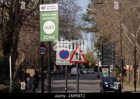 Da elf der neunzehn äußeren Londoner Räte rechtliche Schritte erwägen, sind die Wegweiser von Transport for London (TFL) für die neue Ultra Low Emission Zone (ULEZ) auf dem A205 South Circular am Tulse Hill in South London zu sehen. Aber sie sollen am 30. Januar 2023 in London, England, über die innere Umlaufbahn hinaus um die Hauptstadt erweitert werden. Das neue ULEZ-Gebiet ist jetzt 18-mal größer und verbietet ältere Fahrzeuge wie umweltschädliche Dieselfahrzeuge und Benzinfahrzeuge über 2006 Jahre, ein Versuch, giftige Emissionen zu senken, die die Gesundheit von 1 von 10 Kindern, die an Asthma leiden, weiter schädigen. Treiber von nicht-exemp Stockfoto