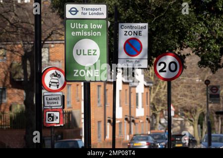 Da elf der neunzehn äußeren Londoner Räte rechtliche Schritte erwägen, sind die Wegweiser von Transport for London (TFL) für die neue ULEZ auf dem A205 South Circular bei Streatham in Süd-London zu sehen. Aber sie sollen am 30. Januar 2023 in London, England, über die innere Umlaufbahn hinaus um die Hauptstadt erweitert werden. Das neue ULEZ-Gebiet ist jetzt 18-mal größer und verbietet ältere Fahrzeuge wie umweltschädliche Dieselfahrzeuge und Benzinfahrzeuge über 2006 Jahre, ein Versuch, giftige Emissionen zu senken, die die Gesundheit von 1 von 10 Kindern, die an Asthma leiden, weiter schädigen. Fahrer von nicht-Exem Stockfoto