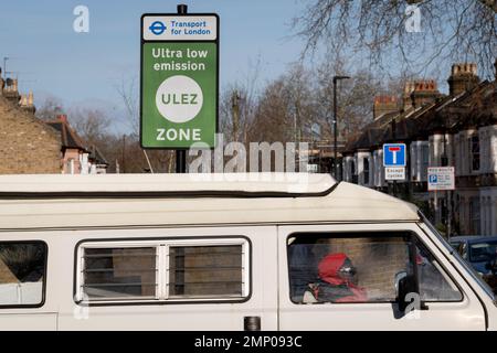 Da elf der neunzehn äußeren Londoner Räte rechtliche Schritte erwägen, sind die Wegweiser von Transport for London (TFL) für die neue ULEZ auf dem A205 South Circular bei Streatham in Süd-London zu sehen. Aber sie sollen am 30. Januar 2023 in London, England, über die innere Umlaufbahn hinaus um die Hauptstadt erweitert werden. Das neue ULEZ-Gebiet ist jetzt 18-mal größer und verbietet ältere Fahrzeuge wie umweltschädliche Dieselfahrzeuge und Benzinfahrzeuge über 2006 Jahre, ein Versuch, giftige Emissionen zu senken, die die Gesundheit von 1 von 10 Kindern, die an Asthma leiden, weiter schädigen. Fahrer von nicht-Exem Stockfoto