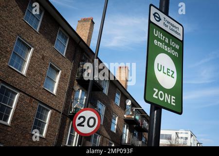 Da elf der neunzehn äußeren Londoner Räte rechtliche Schritte erwägen, sind die Wegweiser von Transport for London (TFL) für die neue ULEZ auf dem A205 South Circular bei Streatham in Süd-London zu sehen. Aber sie sollen am 30. Januar 2023 in London, England, über die innere Umlaufbahn hinaus um die Hauptstadt erweitert werden. Das neue ULEZ-Gebiet ist jetzt 18-mal größer und verbietet ältere Fahrzeuge wie umweltschädliche Dieselfahrzeuge und Benzinfahrzeuge über 2006 Jahre, ein Versuch, giftige Emissionen zu senken, die die Gesundheit von 1 von 10 Kindern, die an Asthma leiden, weiter schädigen. Fahrer von nicht-Exem Stockfoto