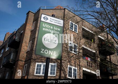 Da elf der neunzehn äußeren Londoner Räte rechtliche Schritte erwägen, sind die Wegweiser von Transport for London (TFL) für die neue ULEZ auf dem A205 South Circular bei Streatham in Süd-London zu sehen. Aber sie sollen am 30. Januar 2023 in London, England, über die innere Umlaufbahn hinaus um die Hauptstadt erweitert werden. Das neue ULEZ-Gebiet ist jetzt 18-mal größer und verbietet ältere Fahrzeuge wie umweltschädliche Dieselfahrzeuge und Benzinfahrzeuge über 2006 Jahre, ein Versuch, giftige Emissionen zu senken, die die Gesundheit von 1 von 10 Kindern, die an Asthma leiden, weiter schädigen. Fahrer von nicht-Exem Stockfoto