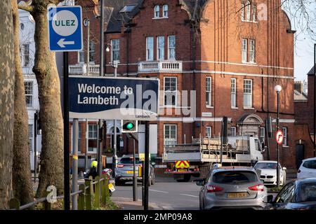 Da elf der neunzehn äußeren Londoner Räte rechtliche Schritte erwägen, sind die Wegweiser von Transport for London (TFL) für die neue ULEZ auf dem A205 South Circular am Clapham Common in South London zu sehen. Aber sie sollen am 30. Januar 2023 in London, England, über die innere Umlaufbahn hinaus um die Hauptstadt erweitert werden. Das neue ULEZ-Gebiet ist jetzt 18-mal größer und verbietet ältere Fahrzeuge wie umweltschädliche Dieselfahrzeuge und Benzinfahrzeuge über 2006 Jahre, ein Versuch, giftige Emissionen zu senken, die die Gesundheit von 1 von 10 Kindern, die an Asthma leiden, weiter schädigen. Treiber von Non-e Stockfoto