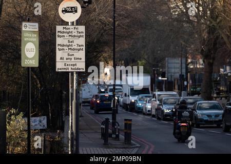 Da elf der neunzehn äußeren Londoner Räte rechtliche Schritte in Erwägung ziehen, sind die Wegweiser von Transport for London (TFL) für die neue ULEZ auf dem A205 South Circular in der Lordship Lane in East Dulwich zu sehen. Aber sie sollen am 30. Januar 2023 in London, England, über die innere Umlaufbahn hinaus um die Hauptstadt erweitert werden. Das neue ULEZ-Gebiet ist jetzt 18-mal größer und verbietet ältere Fahrzeuge wie umweltschädliche Dieselfahrzeuge und Benzinfahrzeuge über 2006 Jahre, ein Versuch, giftige Emissionen zu senken, die die Gesundheit von 1 von 10 Kindern, die an Asthma leiden, weiter schädigen. Fahrer von nicht-Ex Stockfoto