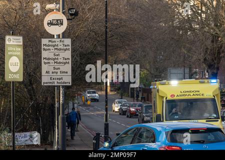 Da elf der neunzehn äußeren Londoner Räte rechtliche Schritte in Erwägung ziehen, dankt Transport for London (TFL) einem Krankenwagenfahrer, dass er nachgegeben hat, und einem Wegweiser für die Ultra Low Emission Zone (ULEZ), der auf dem A205 South Circular in der Lordship Lane in East Dulwich zu sehen ist. Aber sie sollen am 30. Januar 2023 in London, England, über die innere Umlaufbahn hinaus um die Hauptstadt erweitert werden. Das neue ULEZ-Gebiet ist jetzt 18-mal größer und verbietet ältere Fahrzeuge wie umweltschädliche Dieselfahrzeuge und Benzinfahrzeuge über 2006 Jahre, ein Versuch, giftige Emissionen, die die Heilung weiter schädigen, zu verringern Stockfoto