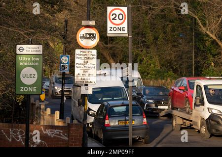 Da elf der neunzehn äußeren Londoner Räte rechtliche Schritte in Erwägung ziehen, sind die Wegweiser von Transport for London (TFL) für die neue ULEZ auf dem A205 South Circular in der Lordship Lane in East Dulwich zu sehen. Aber sie sollen am 30. Januar 2023 in London, England, über die innere Umlaufbahn hinaus um die Hauptstadt erweitert werden. Das neue ULEZ-Gebiet ist jetzt 18-mal größer und verbietet ältere Fahrzeuge wie umweltschädliche Dieselfahrzeuge und Benzinfahrzeuge über 2006 Jahre, ein Versuch, giftige Emissionen zu senken, die die Gesundheit von 1 von 10 Kindern, die an Asthma leiden, weiter schädigen. Fahrer von nicht-Ex Stockfoto