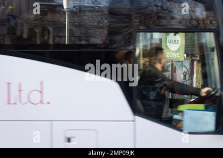 Da elf der neunzehn äußeren Londoner Räte rechtliche Schritte in Erwägung ziehen, sind die Wegweiser von Transport for London (TFL) für die neue ULEZ auf dem A205 South Circular in der Lordship Lane in East Dulwich zu sehen. Aber sie sollen am 30. Januar 2023 in London, England, über die innere Umlaufbahn hinaus um die Hauptstadt erweitert werden. Das neue ULEZ-Gebiet ist jetzt 18-mal größer und verbietet ältere Fahrzeuge wie umweltschädliche Dieselfahrzeuge und Benzinfahrzeuge über 2006 Jahre, ein Versuch, giftige Emissionen zu senken, die die Gesundheit von 1 von 10 Kindern, die an Asthma leiden, weiter schädigen. Fahrer von nicht-Ex Stockfoto