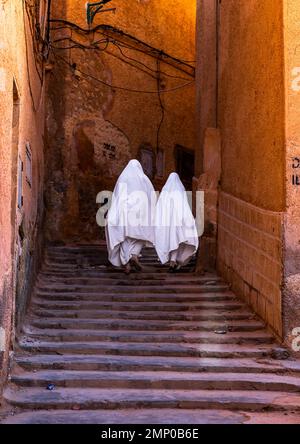 Mozabitische Frauen mit weißem Haar in den Straßen von Ksar El Atteuf, Nordafrika, Ghardaia, Algerien Stockfoto