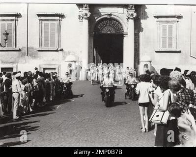 Vintage Moment / Vintage lustiger Moment / Vintage-Foto / Power of the Moment / magische Momente / Italienische Armee / italien Militär / Soldaten / Uniform / Soldaten mit Maschinengewehr / Armee marschieren / militärischer Kontrollpunkt / kirche geschützt durch Armee / Umstehende / italien Polizei Motorrad / Carabinieri / Carabinieri Konvoi Stockfoto