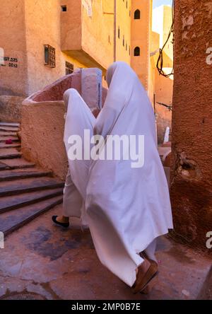 Mozabitische Frauen mit weißem Haar in den Straßen von Ksar El Atteuf, Nordafrika, Ghardaia, Algerien Stockfoto