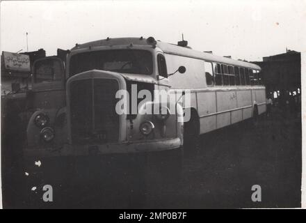 Vintage Moment / Vintage lustiger Moment / Vintage Foto / Power of the Moment / magische Momente / Abschied ( Schule ) ? Bus im Nahen Osten an der 1940er. - Der Alte Schulbus Stockfoto