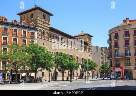 SARAGOZA, SPANIEN - 26. MAI 2017: Dies ist das mittelalterliche Gebäude des Zivilgerichts der Provinz Aragon. Stockfoto