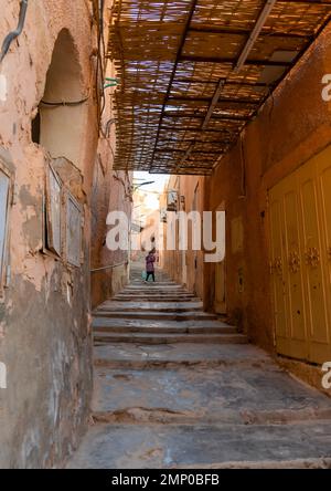 Mädchen auf der Treppe von Ksar El Atteuf, Nordafrika, Ghardaia, Algerien Stockfoto
