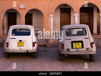 Renault 4L alte Autos parken in Ksar El Atteuf, Nordafrika, Ghardaia, Algerien Stockfoto