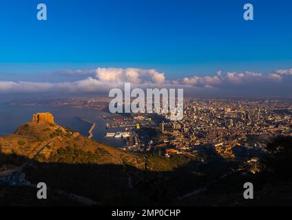 Blick über Oran mit dem Fort Santa Cruz im Vordergrund, Nordafrika, Oran, Algerien Stockfoto