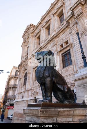 Löwenstatue vor dem Rathaus, Nordafrika, Oran, Algerien Stockfoto