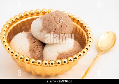 Indische Mithai-Schokolade Rasgulla, Auch Choco Gulla, Rasagola, Rosgola, Roshogolla, Rossogolla, Rasbhari Oder Rasbari Ist Ein Kugelförmiger Knödel Stockfoto