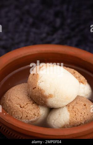 Indische Mithai-Schokolade Rasgulla, Auch Choco Gulla, Rasagola, Rosgola, Roshogolla, Rossogolla, Rasbhari Oder Rasbari Ist Ein Kugelförmiger Knödel Stockfoto