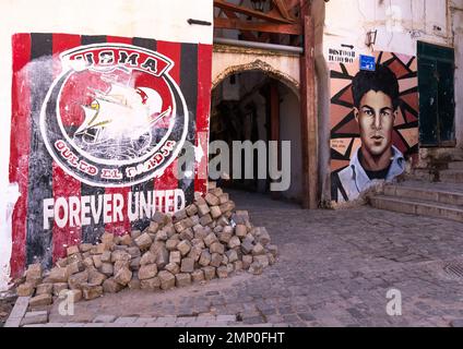 Wandbilder von Fußball und Revolution in der Kasbash, Nordafrika, Algier, Algerien Stockfoto