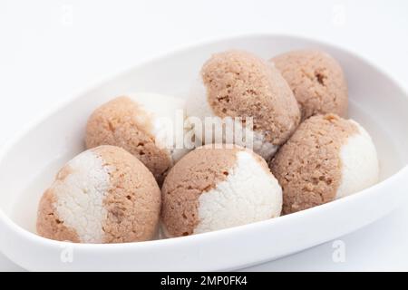 Indische Mithai-Schokolade Rasgulla, Auch Choco Gulla, Rasagola, Rosgola, Roshogolla, Rossogolla, Rasbhari Oder Rasbari Ist Ein Kugelförmiger Knödel Stockfoto