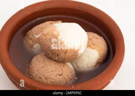 Indische Mithai-Schokolade Rasgulla, Auch Choco Gulla, Rasagola, Rosgola, Roshogolla, Rossogolla, Rasbhari Oder Rasbari Ist Ein Kugelförmiger Knödel Stockfoto