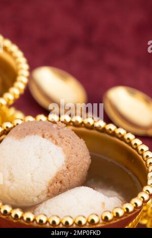 Indische Mithai-Schokolade Rasgulla, Auch Choco Gulla, Rasagola, Rosgola, Roshogolla, Rossogolla, Rasbhari Oder Rasbari Ist Ein Kugelförmiger Knödel Stockfoto