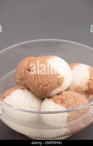 Indische Mithai-Schokolade Rasgulla, Auch Choco Gulla, Rasagola, Rosgola, Roshogolla, Rossogolla, Rasbhari Oder Rasbari Ist Ein Kugelförmiger Knödel Stockfoto