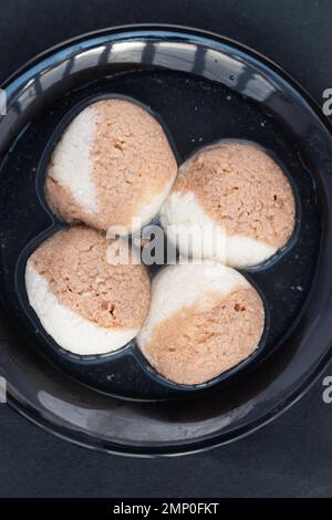 Indische Mithai-Schokolade Rasgulla, Auch Choco Gulla, Rasagola, Rosgola, Roshogolla, Rossogolla, Rasbhari Oder Rasbari Ist Ein Kugelförmiger Knödel Stockfoto