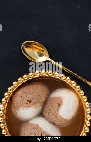 Indische Mithai-Schokolade Rasgulla, Auch Choco Gulla, Rasagola, Rosgola, Roshogolla, Rossogolla, Rasbhari Oder Rasbari Ist Ein Kugelförmiger Knödel Stockfoto