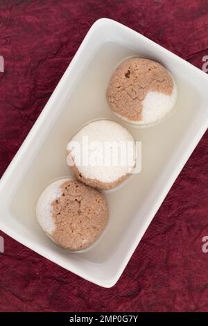 Indische Mithai-Schokolade Rasgulla, Auch Choco Gulla, Rasagola, Rosgola, Roshogolla, Rossogolla, Rasbhari Oder Rasbari Ist Ein Kugelförmiger Knödel Stockfoto