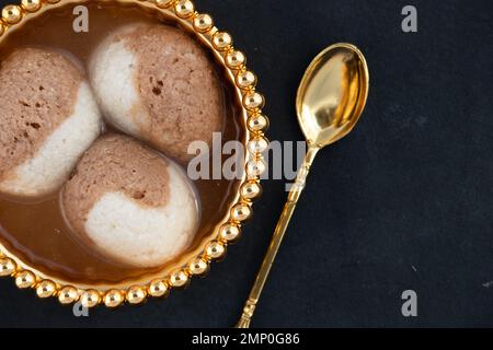 Indische Mithai-Schokolade Rasgulla, Auch Choco Gulla, Rasagola, Rosgola, Roshogolla, Rossogolla, Rasbhari Oder Rasbari Ist Ein Kugelförmiger Knödel Stockfoto