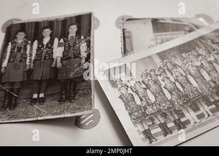 Retro-Fotoalbum mit Uknown People aus der Vergangenheit. Alte Erinnerungen. Nostalgiekonzept. Veraltete Fotos. Ukrainische Geschichte. Vintage-Erinnerungsbuch. Stockfoto