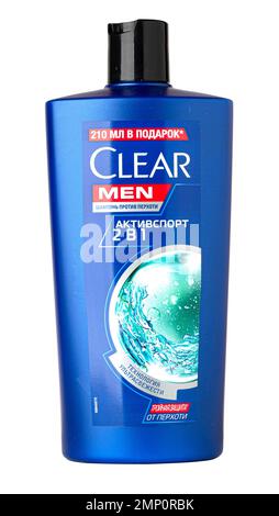 Anapa, Russland - 10. Dezember 2022: Klares Schuppen-Anti-Haarfall-Shampoo für Männer auf weißem Hintergrund. Stockfoto