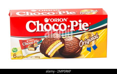 Anapa Russische Föderation - 19. Dezember 2022 Orion Choco-Pie Snack Cakes auf weißem Hintergrund. Stockfoto