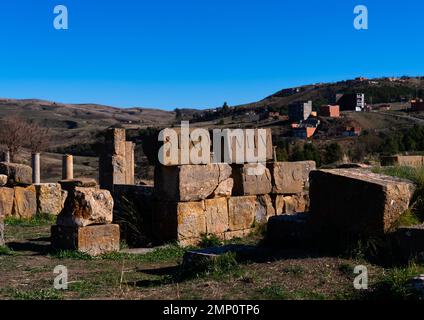 Bruchstücke einer großen römischen Inschrift im Forum, Nordafrika, Djemila, Algerien Stockfoto