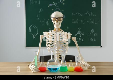 Skelett und verschiedene Chemieglasgeräte im Klassenzimmer Stockfoto