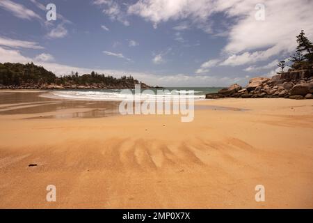 Wasser und Muster am Strand in Florence Bay auf Magnetic Island Stockfoto