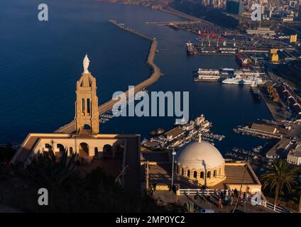 Blick über die Stadt mit der Santa Cruz Kapelle im Vordergrund, Nordafrika, Oran, Algerien Stockfoto