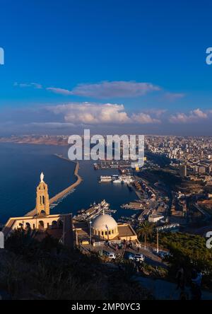 Blick über die Stadt mit der Santa Cruz Kapelle im Vordergrund, Nordafrika, Oran, Algerien Stockfoto