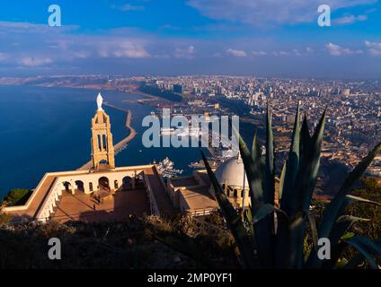 Blick über die Stadt mit der Santa Cruz Kapelle im Vordergrund, Nordafrika, Oran, Algerien Stockfoto