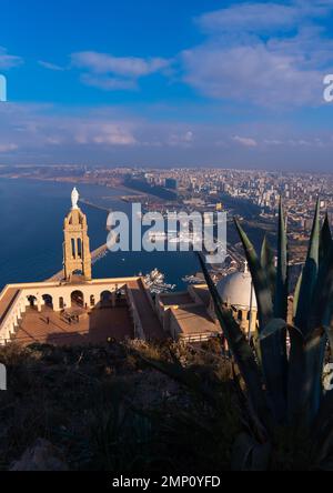 Blick über die Stadt mit der Santa Cruz Kapelle im Vordergrund, Nordafrika, Oran, Algerien Stockfoto