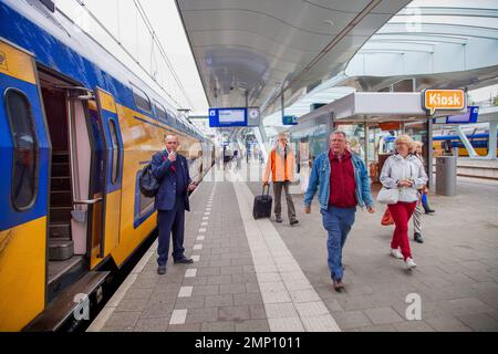 Niederlande - Bahnsteig, Arnheim mit speziellen Fliesen für sehbehinderte Passagiere. Stockfoto