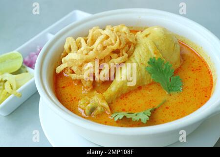 Schüssel Chicken Khao Soi, eine beliebte nordthailändische Kokosnuss-Curry-Nudelsuppe Stockfoto