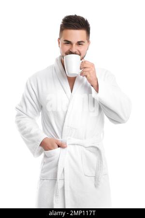 Ein hübscher Mann im Bademantel, der Kaffee trinkt, auf weißem Hintergrund Stockfoto