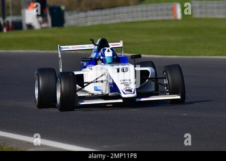 Chloe Grant, Tatuus F4-T014, GB4 Meisterschaft, drei achtzehn-minütige Rennen am Wochenende auf der Rennstrecke Snetterton 300, Junior rac für Einsitzer in Großbritannien Stockfoto