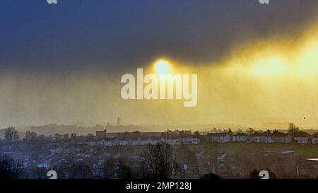 Glasgow, Schottland, Vereinigtes Königreich 31.t. Januar 2023. UK Weather: Kalt und nass sah einen Sturm, der die Sonne verdunkelte, als starke Winde Schneeschauer über das Westende der Stadt brachten. Credit Gerard Ferry/Alamy Live News Stockfoto